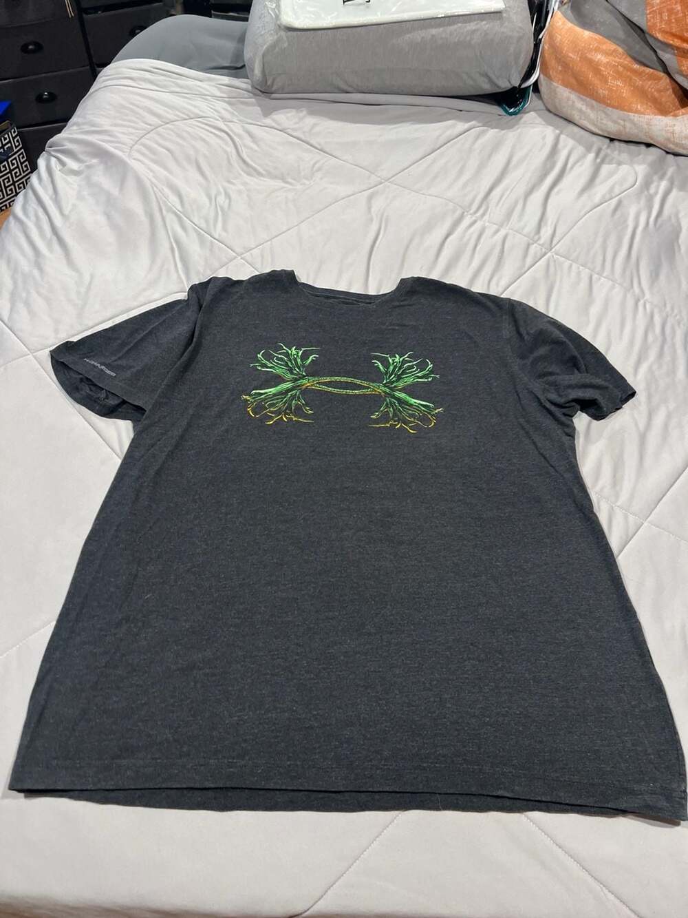 Under Armour HeatGear Loose Fit XL Men's Charcoal Grey Antler Logo Graphic T-Shi